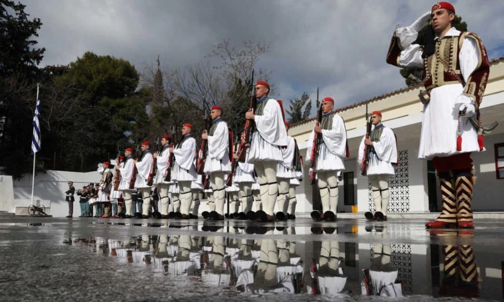 Συγκίνηση για τον αδικοχαμένο εύζωνα του Προεδρικού Μεγάρου